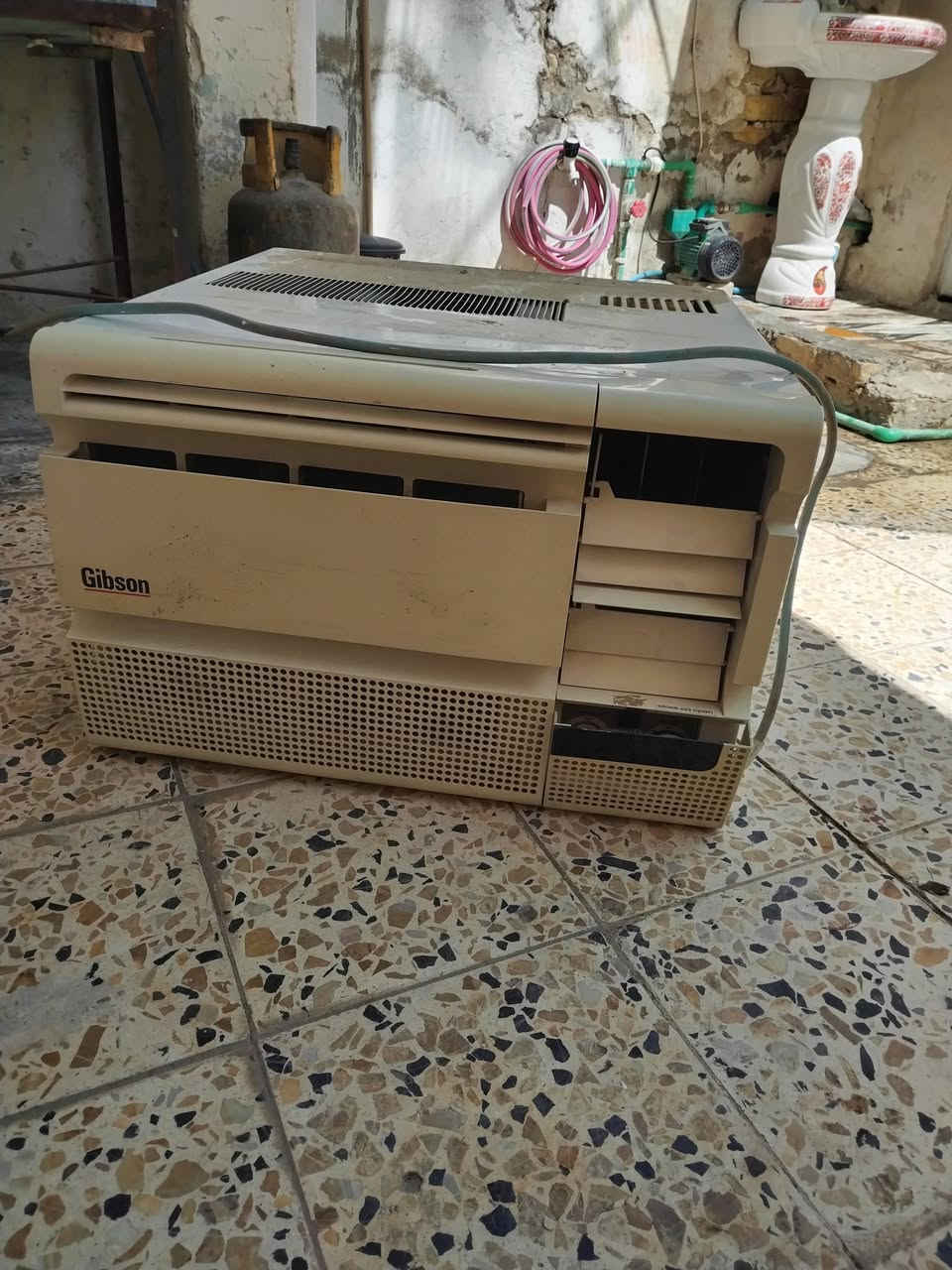 مكيف نظيف للبيع السعر 180 بعقوبه التحرير الرقم ***********
