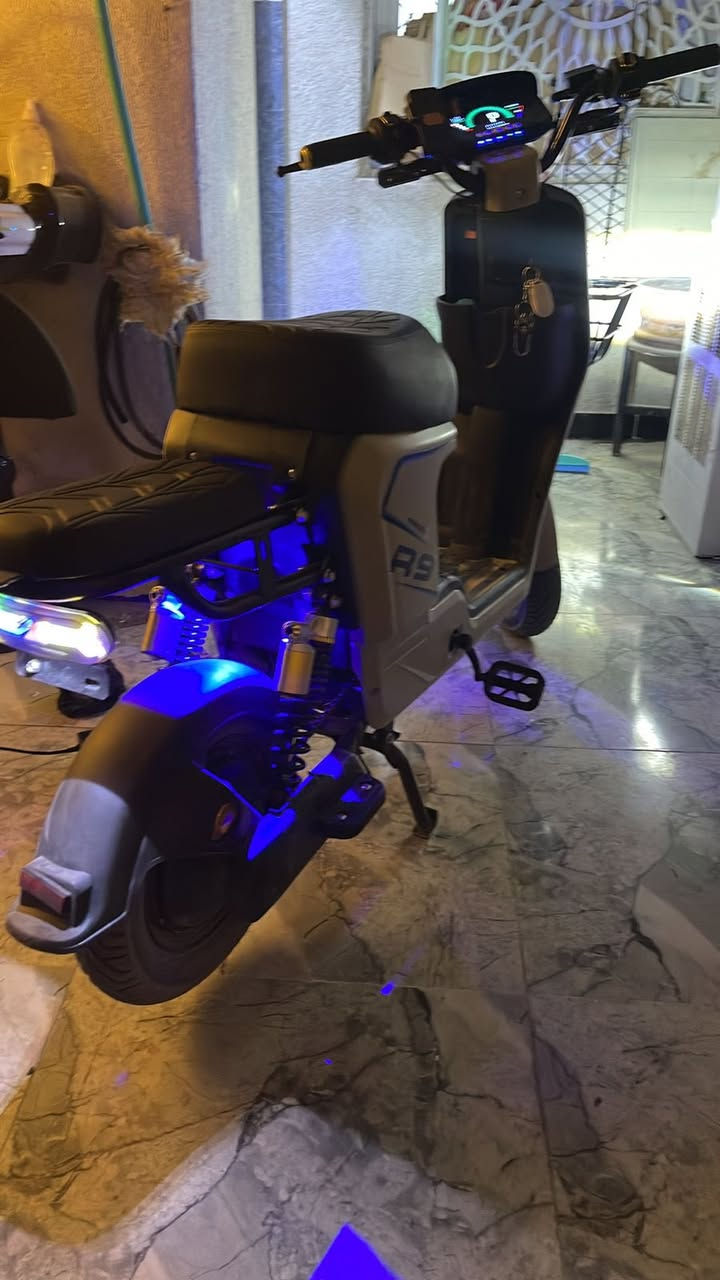 دراجه شحن جديده R9مابيه اي نقص ولا مفتوحه اي برغي مديل 2025وهاي شوفت عينك ومستعجل ع بيعتها رايده 400جوه سوك المو شراي يطلع كبل لايتعبني 
***********
