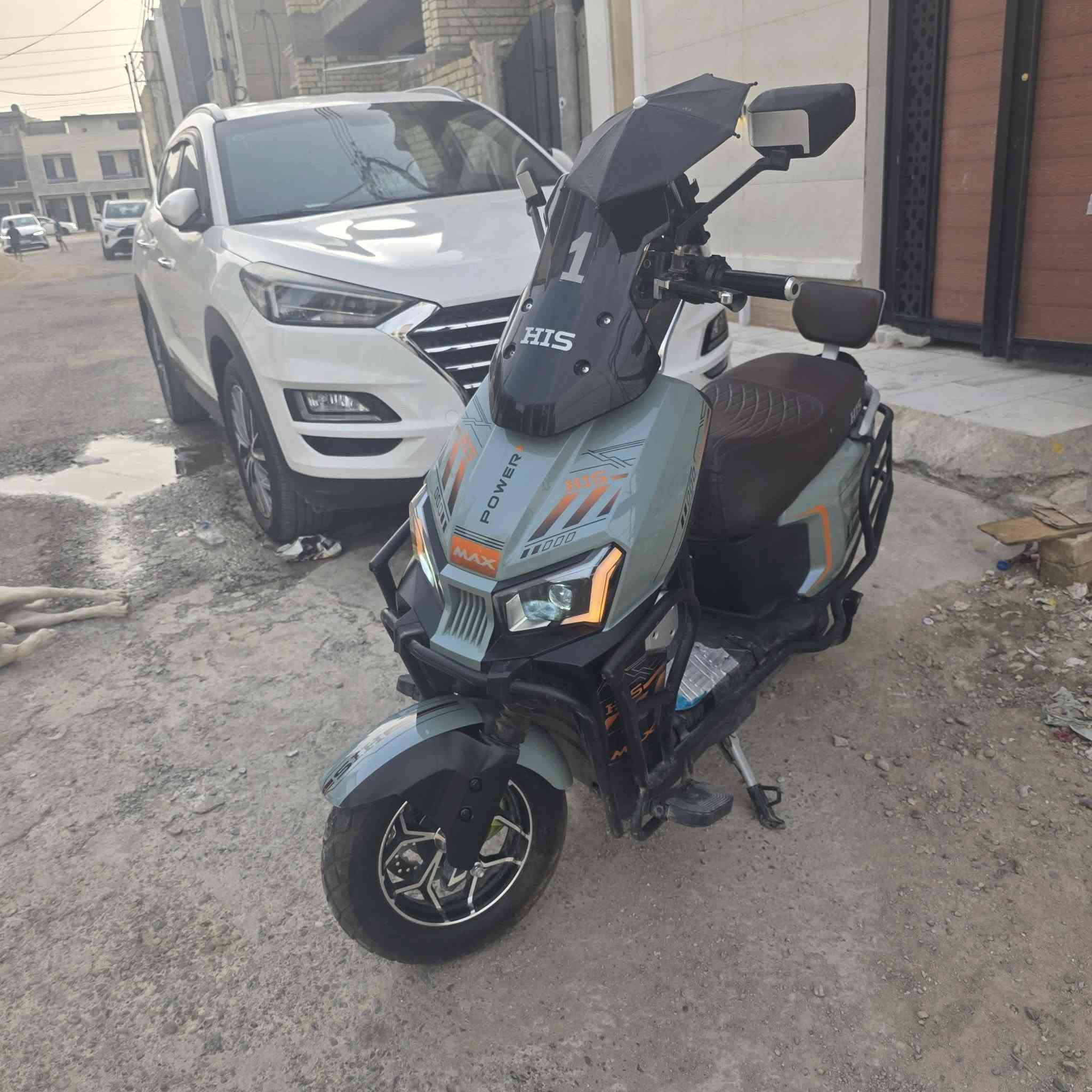 سكوتر كهربائي ذكي للبيع الرقم ***********
مواصفاتها:
1.المحرك (الملف) 3000 واط حقيقي 
2. البطاريه: مجهزه ب
6 بطاريات (مسطره) بقدره تصل 80V وسعه 40A 🔋❤️‍🔥
3 السرعه: 110 عله الشاشه (السرعه الحقيقيه 95 - 100 كم/ساعه 🔥
4.المسافه: (المدى) تكطع مساعه تتراوح بين
 80 - 90 كيلومتر بالشحنه الواحده 
5.ناقل الحركه: مجهزه ب 4 سرعات (نمرات) 
6.بيها بك R للرجوع للخلف 
7.شاشه العرض: شاشه ديجيتال رقميه ذكيه لعرض السرعه. ونسبه الشحن البطاريات. والفولتية الحاليه.
8.انضمه التشغيل: تشغيل سويج + بصمه (عن بعد) + كارت الذكي 
9.الحمايه الخارجيه: هيكل محمي كامل الدراجه امامي خلفي قابله للصدمات وحمايه الدراجه 
10.منضومه الأضاءة: لايتات امامية وخلفيه مزدوجه مع عدسات LED قويه جدا مخصصه للرؤيه الليليه واضحه 
11.الأطارات والمخمدات: دبلات هيدروليك امامية وخلفية لأمتصاص الاهتزازات مع اطارات عريضه ومتينه 
12.البريكات: (بريك)امامي خلفي دسك
