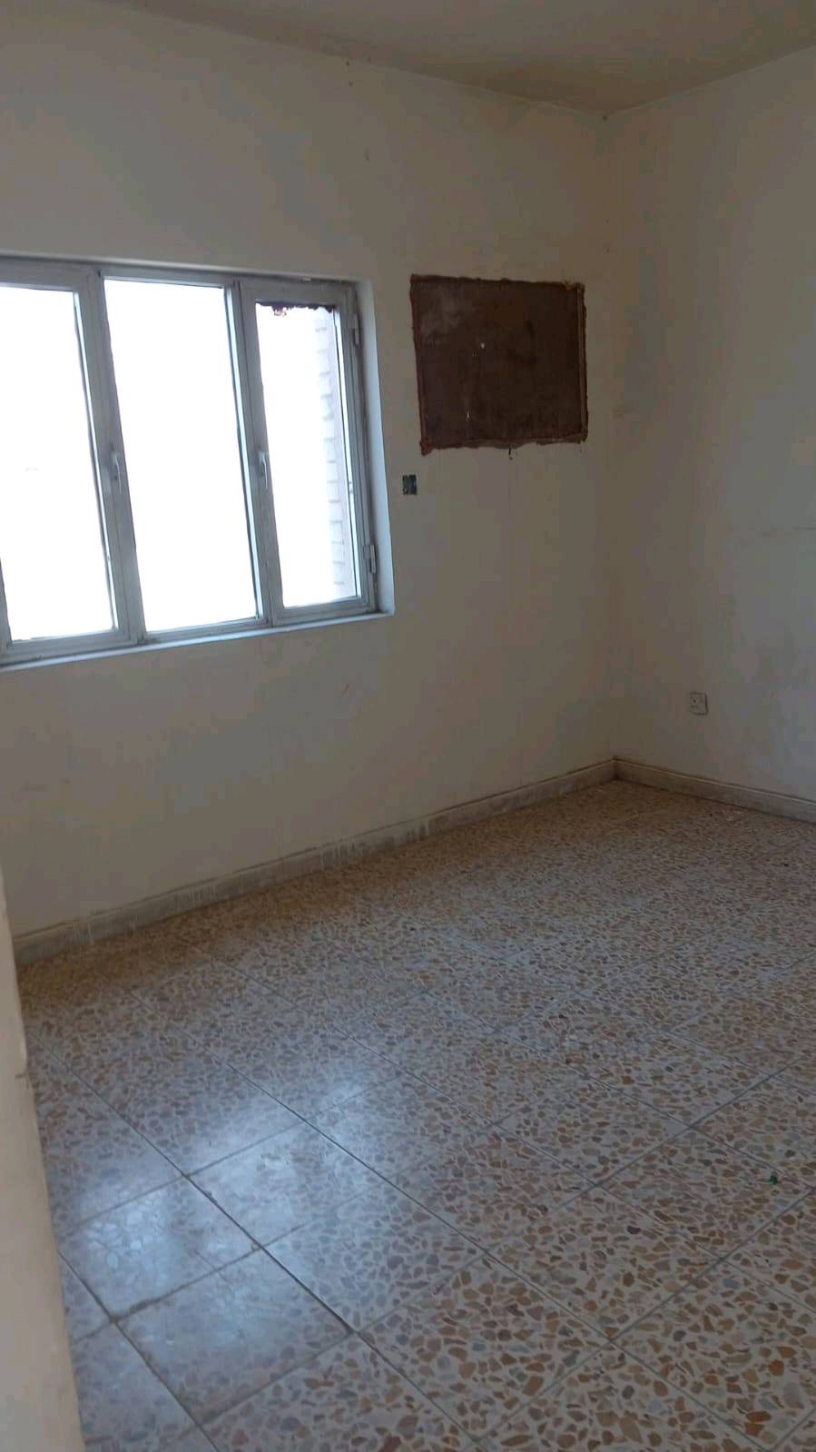 بيت للبيع في حي الجهاد مساحة 250 متر حديقه استقبال مطبخ غرفه بلاخير حمامات عدد2 وترك فوك غرفتين وسطح بيت ذوي الشهداء وزارة الاعمار والاسكان باقي. بس تميلك سعر 375مليون وبيه مجال الاستفسار اتصال على الرقم ***********