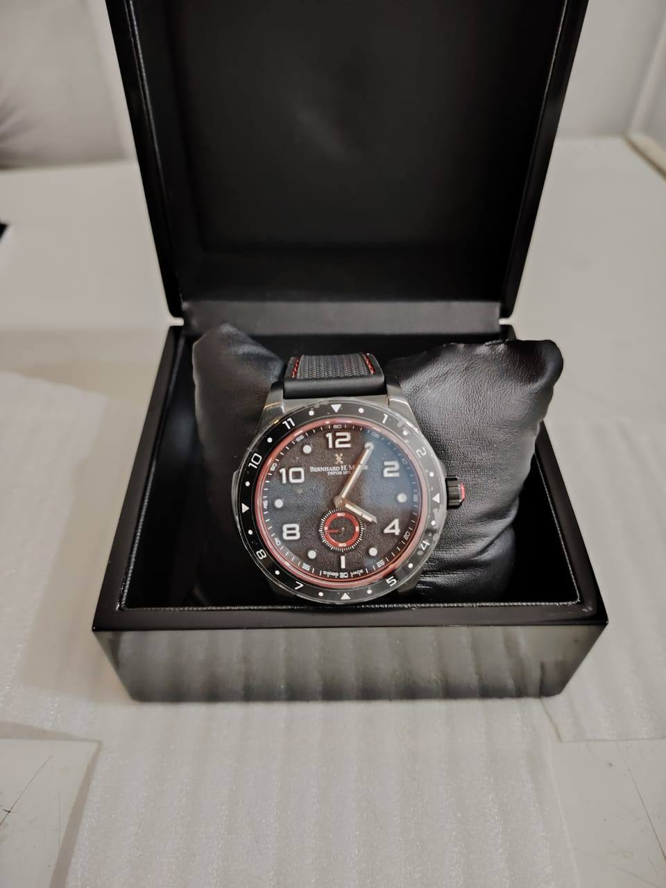 ​⌚ للبيع: ساعة Bernhard H. Mayer سويسرية فاخرة (إصدار رياضي)
للتميز عنوان.. أقدم لكم ساعة من العلامة السويسرية العريقة Bernhard H. Mayer، المصممة خصيصاً لعشاق الأناقة والرياضة والقوة.
​✨ مميزات الساعة:
​الصناعة: سويسرية أصلية بالكامل (Swiss Made) مع تاريخ عريق يمتد لعام 1871.
​التصميم: ميناء أسود "حبيبي" (Sandblasted) مستوحى من سباقات السيارات، يمنحها مظهراً فخماً وغير تقليدي.
​المينا الفرعي: تحتوي على عداد ثوانٍ منفصل عند الرقم 6 بلمسة حمراء رياضية تزيد من جمال التصميم.
​الهيكل: مغطاة بطبقة سوداء فاخرة ومقاومة، مع إطار (Bezel) مزدوج الاستخدام لتحديد الوقت أو منطقة زمنية ثانية.
​الحزام: مطاطي (Rubber) عالي الجودة مع خياطة حمراء، مريح جداً للمعصم ومثالي للاستخدام اليومي والرياضي.
​الحالة: ( جديدة).
​الملحقات: كاملة
السعر خاص


**إذا كنت صاحب هذا الإعلان وتريد حذفه لأي سبب، رجاءا أرسل رسالة إلى الدعم الفني**