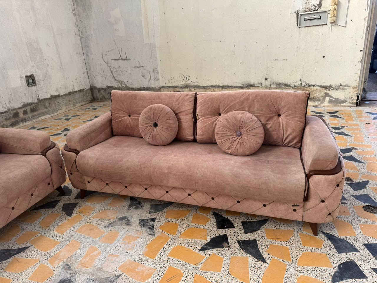 تخم قنفات تركي، 10 نفر. نظيف جداً وما بيه أي عيب، الإسفنج ماله بعده قوي (ما نايم)، وما بي أي وصخ أو بقع. والميزة الحلوة اللي بي إنه ينفتح ويصير جرباية (سيسام).
0750 892 1090
