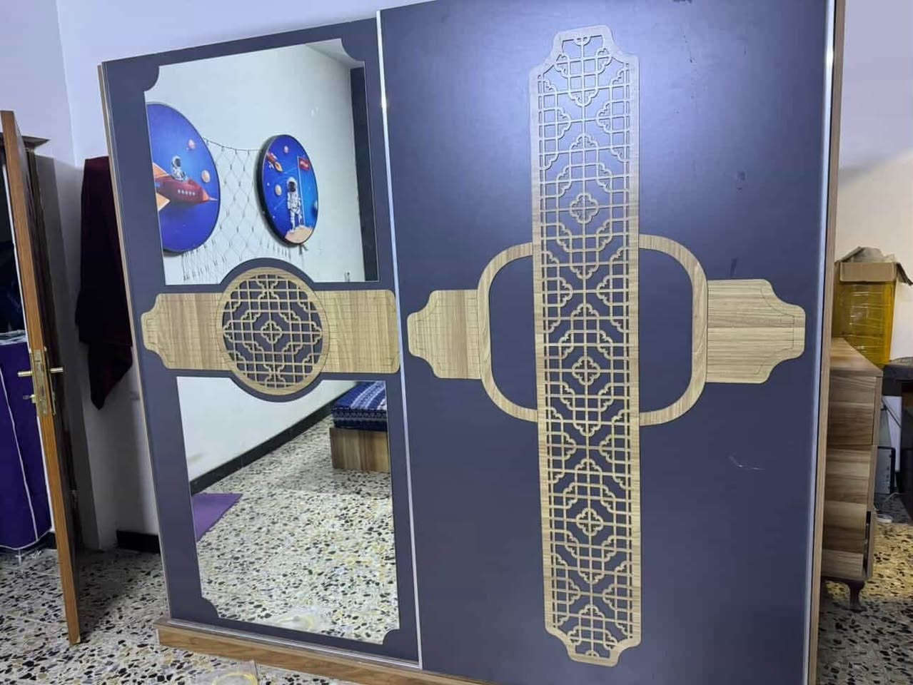 السلام عليكم غرفه 5 قطع للبيع نظيفه 95 ‎%‎
و ثلاجه بس باب الفريز مكسور  شغاله مابيه اي اشكال 
الغرفه اب 300 الف 
والثلاجه اب 100 الف 
مكانهن الغزاليه بغداد 
رقمي ***********
