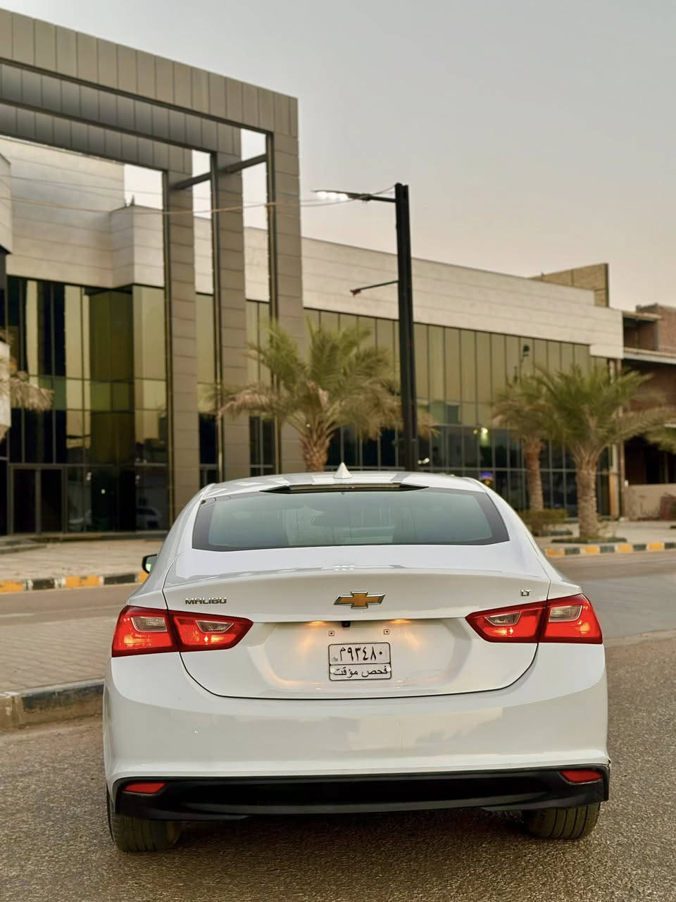 شوفرليت ماليبو 2023 فئة LT ابيض
بدون رقم تترقم جميع المحافظات..
المواصفات :
محرك 1500 تيربو 
بصمة تشغيل +بصمة ابواب
تشغيل عن بعد 
كرسي كهرباء 
تحكم ستيرن 
مثبت سرعه 
شاشة كبيرة تدعم ابل كار بلي واندرويد اوتو (وايرلس)
تدفئة كشنات 
هاند بريك بصمة 
رادار امامي 
اطفاء ذاتي 
بلوجكتر LED 
قطعتين تبريد مناخي منفصل امامي وخلفي
مانع انزلاق 
منفذ شحن / بلوتوث /  اواكس / USB A + USB type C 
الضرر : باب خلف السائق مصلحة ومصبوغه نفسها + هلال الچاملغ الخلفي وكارت بحافة البنيد (صور الضرر مرفقة)
السيارة نضيفة جدا وبچمها سليم من راديترات و شواصي وغيرها ..
 ‎للتواصل او الاستفسار : خاص او واتساب ***********
