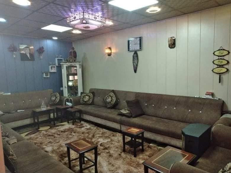 بيت للبيع مدينة الصدر قطاع61 مقابل مركز الكرامة
المساحة/144متر
الطابق الاول/صالة واستقبال وحمام ومطبخ وغرفة وحوش وصحيات2
الطابق الثاني/3غرف وحمام وتواليت مشترك
.
.
.
سعر : 250 قابل للتفاوض 
.
للاستفسا: *********** يوجد واتساب
