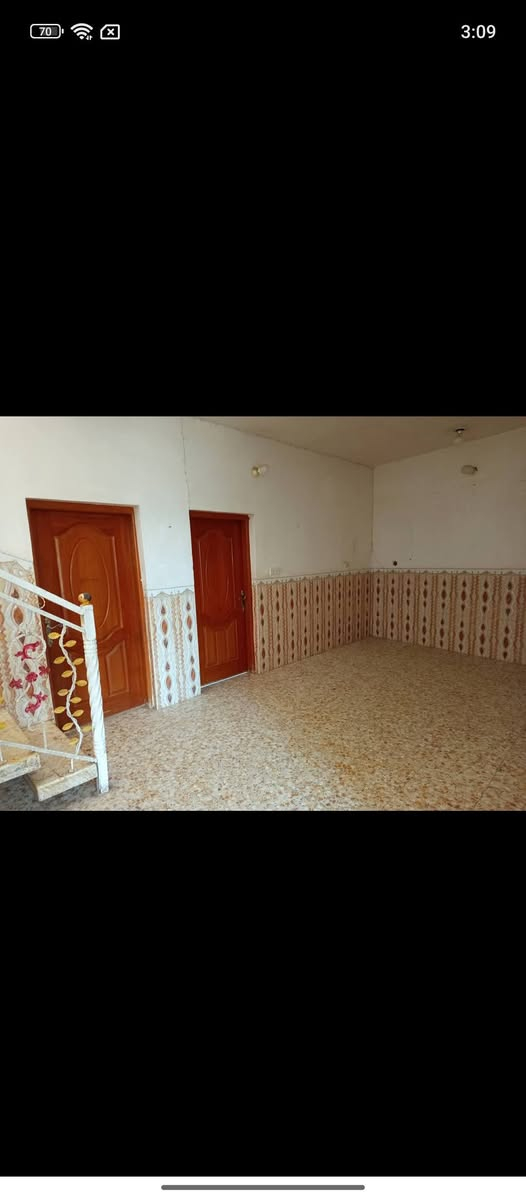 سلام عليكم بيت للبيع لمساحه 200م طابق واحد لبيت بناء حديث لبيت متكون من غرفتين نوم وصاله واستقبال صحيات 
داخليه و خارجيه لعنوان حله ابو غرف قرب حي ابو اسد طالبو 
زراعي سند 25
السعر 95 بي مجال الرقم ***********
