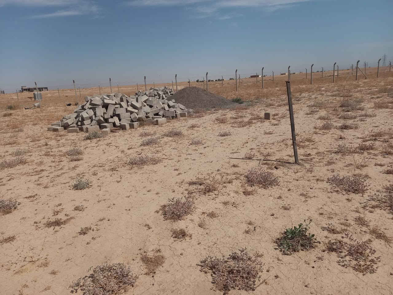 عاده النشر 
للبيع الأرض 
مساحه الارض ١٤٥٠ متر مربع 
موقع الأرض السكنيه قريبه على محطه الكهرباء 
تريد بالمتر تريد شلع 
***********  ***********
