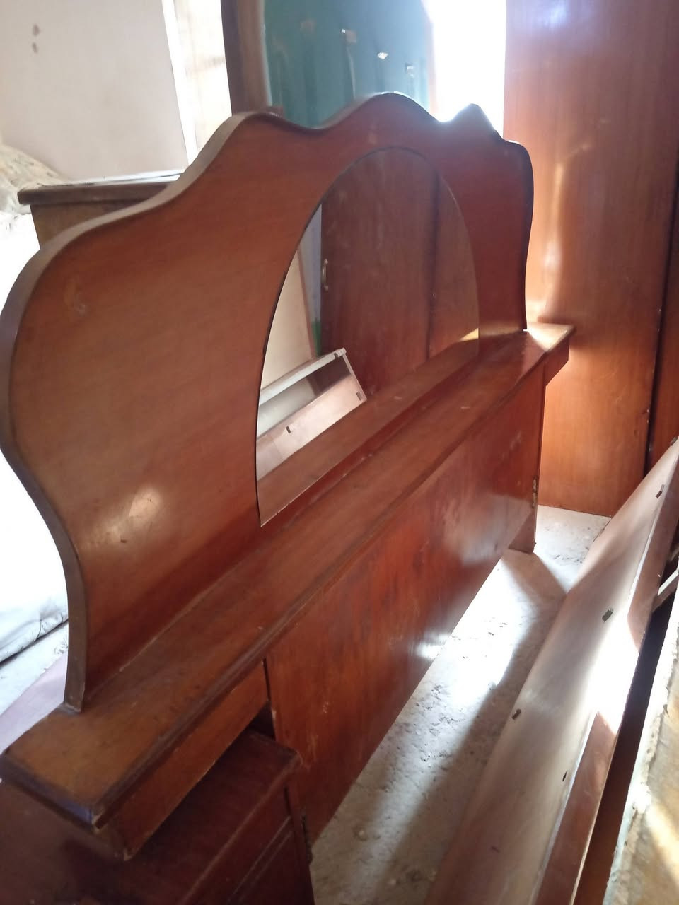 غرفة اخشاب ٦بيبان يرادله ترتيب للبيع ب ٣٠٠ وبيه مجال رقم تلفون *********** مكاني بغداد قرب مرور التاجيات
