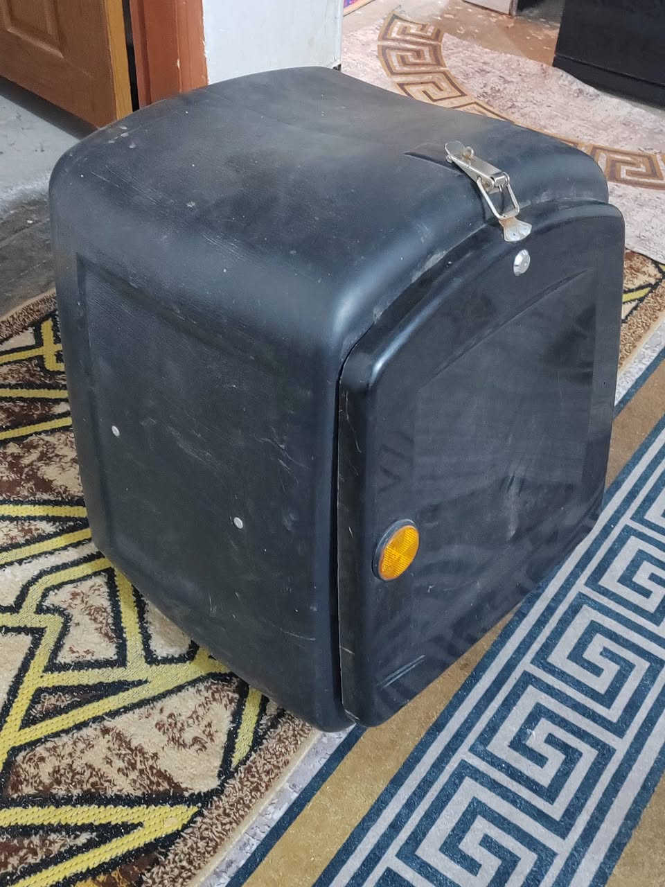 السلام عليكم 
صندوك بيه كافة الملتزمات بس عليك تكعده عل دراجه
بيه قفل وابو الفسفوره يسموه للبيع السعر 30 المكان الكوفه ***********هاذا رقمي
