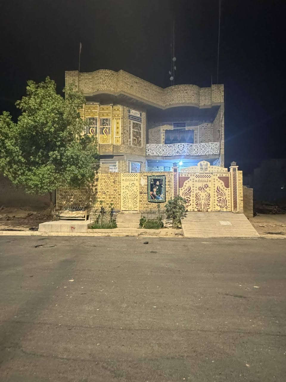 دار للبيع نهاوند شارع 30 قرب البطاقه الوطنيه 200 متر  قاطين  موقعه حلو وتجاري لبيت له بابين رئيسيات  يحتوي القاط لاول على ستقبال وغرفتين وصاله مطبخ وصحيات وطارمه ومنور القاط ثاني يحتوي على 4 غرف نوم وصاله وصحيات  لبيت بناء حديث  لاستفسار واتساب ***********
