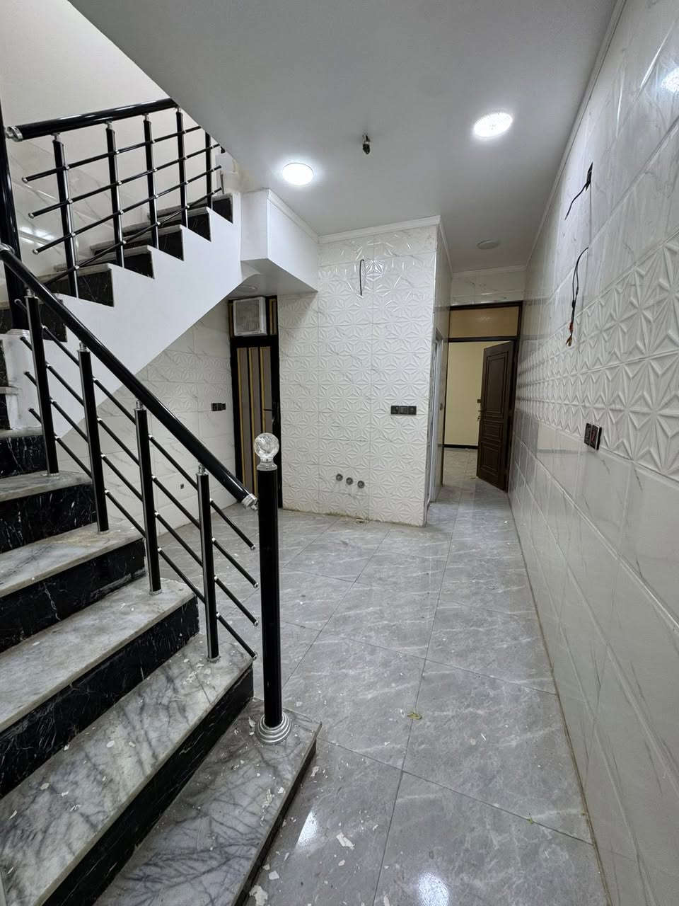 مكتب الزبيدي للعقار 🏗️

للبيع مشتمل 55  متر حديث 

العنوان حي القاهرة قرب خط السريع داخل فرع 📍

يحتوي على طرمة وصالة ومطبخ وخدمات وغرفة نوم 
:
الطابق الثاني يحتوي على غرفتين نوم وخدمات 
:
والطابق الثالث بيتونة وسطحين 

للاستفسار يرجى مراجعة مكتب الزبيدي للعقار 🏗️

عنوان المكتب📍 حي القاهرة خلف تانكي المي مقابيل جامع مثنى 

الاتصال :
☎️***********
