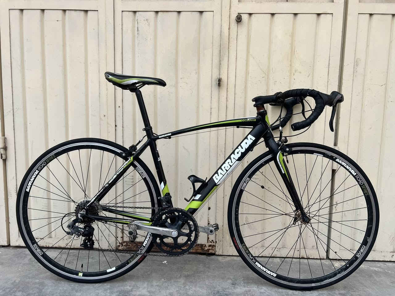 باسکیل سیباقی 
c700
فریم ٥٣cm 
المنیوم  جسمی 
مارکەی BARRACUDA 
بریتانی 
٧-٢ گیرەکانی 
دەسک گیرەکانی کلاجن 
 سعر٢٧٥ هەزارە 
گەیاندن بەردەستە
بۆ داواکرند *********** واتئاپی لەسەرە 
***********
