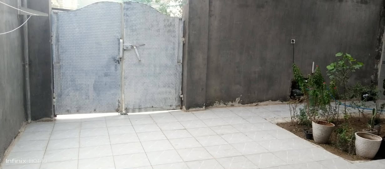 السلام عليكم 
دار للبيع المساحة ٢٠٠ م بمربع ال ١٢ الف شارع الطليبات طابو صرف رقمها ١٢٦٤٥
مبني منها ١٥٠م و باقي ٥٠م كما موضح بالصور 
***********
