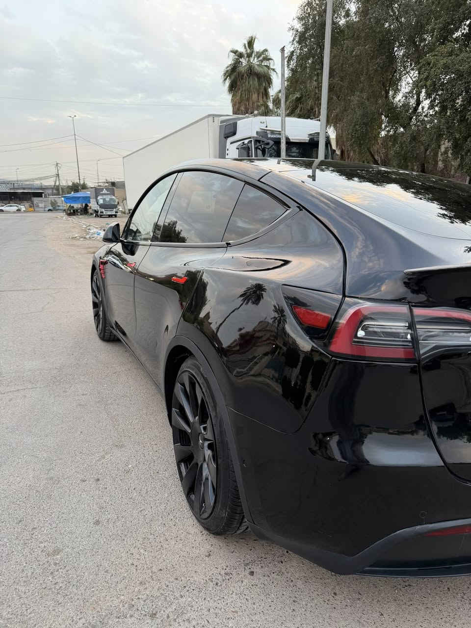 تيسلا y 2022 مواصفات Yبيفرمونس الصاروخ 600 حضان
للبيع او مراوس السعر 205 
السياره جديده  تخم تاير جديد عدد المقاعد 5 راكب 

اللون الخارجي اسود داخل ابيض 

الضرر : جاملغ خلفي وجاملغ امامي وبالعراق صار حادث دراجه نصبغ جاملغ ثاني وباب والتكمه بيهه رصعه

ماشيه 80 ألف الاضافات بطارية حجم 83k واط

محرك كهربائي بقوه 600 حصان نظام دفع رباعي 4*4 

داخل ابيض سقف بانوراما زجاج شاشة كبيرة حجم 15 بوصة

كاميرا خلفية حساسات خلفية كاميرا امامية

حساسات اماميه كاميرا جانبيه 

كراسي كهرباء جلد كراسي كهرباء كراسي مدفية

رادار امامي رادار خلفي رادار جانبي

مانع تصادم محدد مسرب كاميرات عدد 8 

حساسات جانبيه مثبت سرعة

كاميرات محيطيه 360° 

تحكم بالسياره عن طريق الشاشة

نظام قيادة آلية Auto Pilot

عداد ديجيتال

• تشغيل تلقائي ومربوطه تطبيق

• نظام قيادة ذاتية Full Self drive

• نظام (RCTA) للتنبيه عند الرجوع للخلف

• نظام (RSA) لكشف لافتات السرعه للطريق

• نظام (PSC) الرادار الذكي لمنع الاصطدام 

• نظام (LTA) لتحديد المسار على الطريق

• تشغيل عن بعد

• الدخول الذكي

• نظام ترفيهي كامل متكامل يحتوي على ( YouTube / WhatsApp / Tik Tok / Netflix)

• Wifi

• GPS

• MAPS

• Bluetooth

• AUX

• USB

• أوامر صوتية voice commands

• اضوية امامية LED

• اضوية خلفية LED

• كشافات ضباب LED

• إنارة امامية زنون Full LED

• إنارة امامية Auto 

• موري ديجيتال 

 . ويل 21 بيفرمونس اصل 
للاستفسار اكثر اتصال او واتس 
***********
