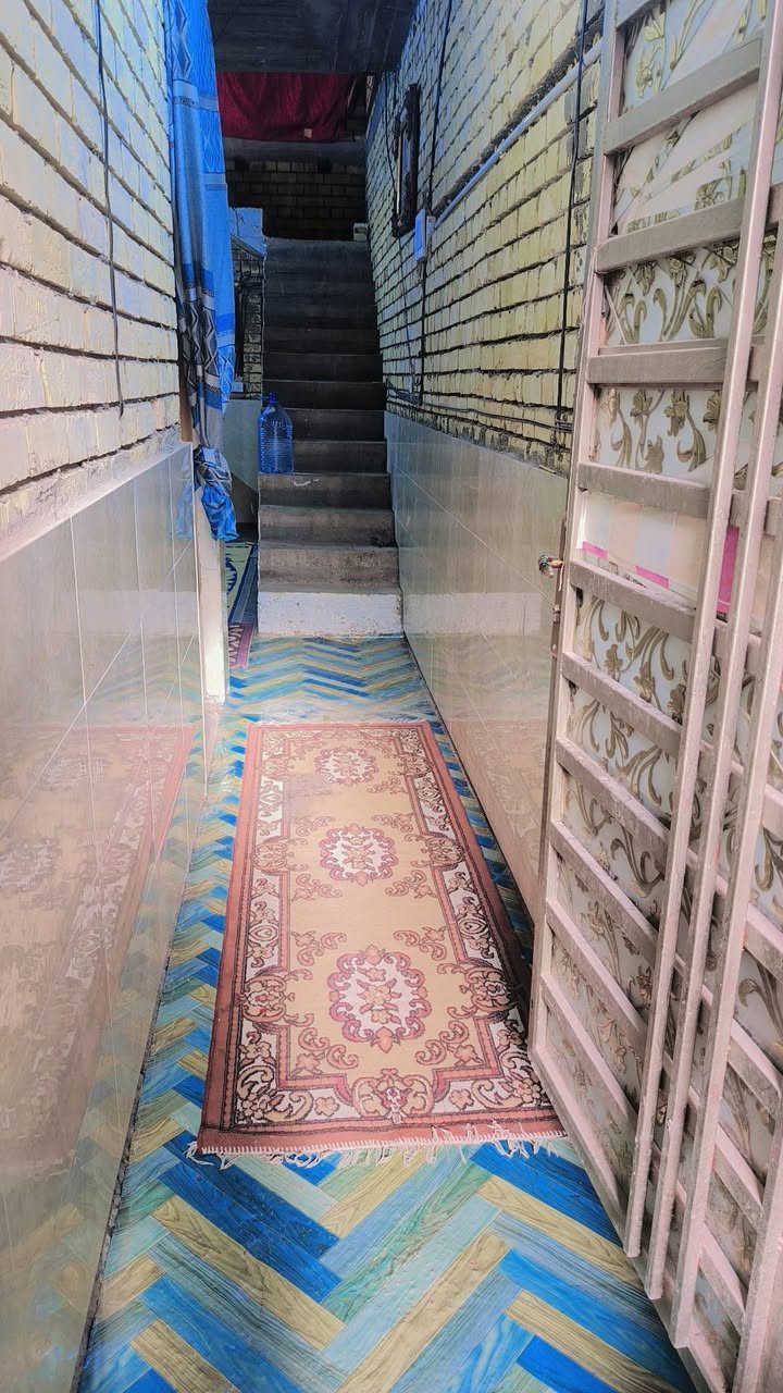 اسلام عليكم دار للبيع زراعي المساحه 100 /20/5 الكماليه المعوقين يم المدارس خدمات كامله  البيت نقص بياض وكاشه الصاله ولستقبال الغرفه كامله بيت شغله درجه اوله ع ايدي الستفسار التصال ***********
