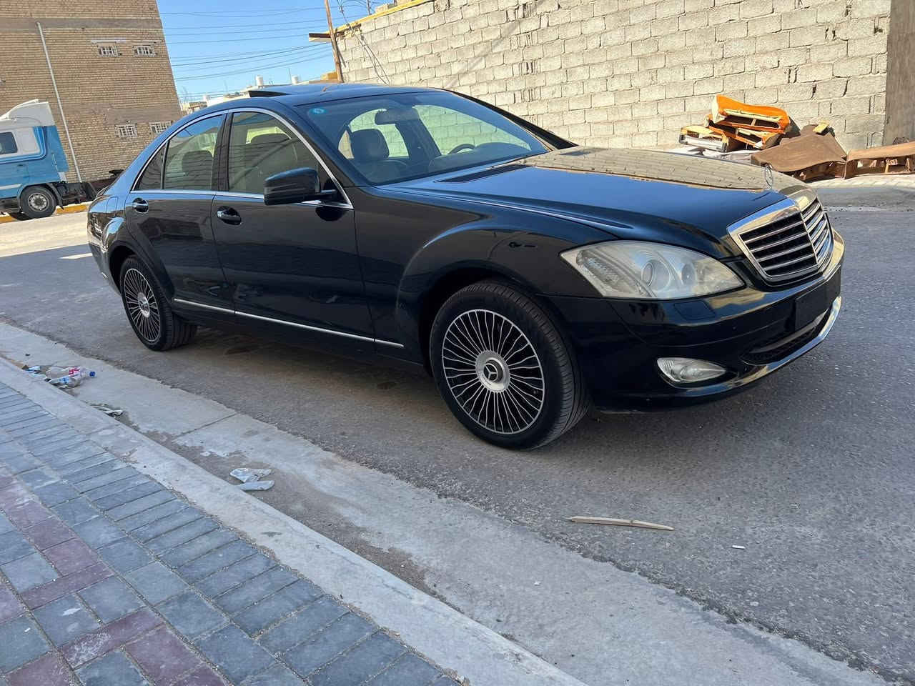 مارسدس اس كلاس S 350 خليجي
رقم بغداد مشروع وطني باسمي 

السيارة بيها صبغ حزام للجمالية فقط مكفولة من الظربة والحادث 

محرك وكير وتبريد كله مكفول 

السعر 160 $ ورقة وبيها مجال 

للاستفسار / *********** المكان كربلاء شارع المخازن

المواصفات :......................

حجم المحرك 6 سلندر 3500 

فتحة سقف 

شاشة 

حساسات امامية وخلفية

مثبت السرعة

مرايا جانبية كهربائية

نوافذ كهربائية اوتو 

مقاعد كهربائية وجلد وذاكرة 

6 وسادة هوائي

سايد بريك بصمة 

بردة خلفية

التبريد منفصل مناخين لمس

2 قطع تبريد 

مانع الانزلاق و ABS

وبعد بيها مواصفات هواي
