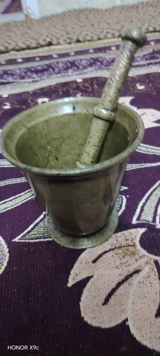 هاون مع يده نحاس وزن ٤.٢٥٠ كم الي ينطي سعر زين ابيع ***********
