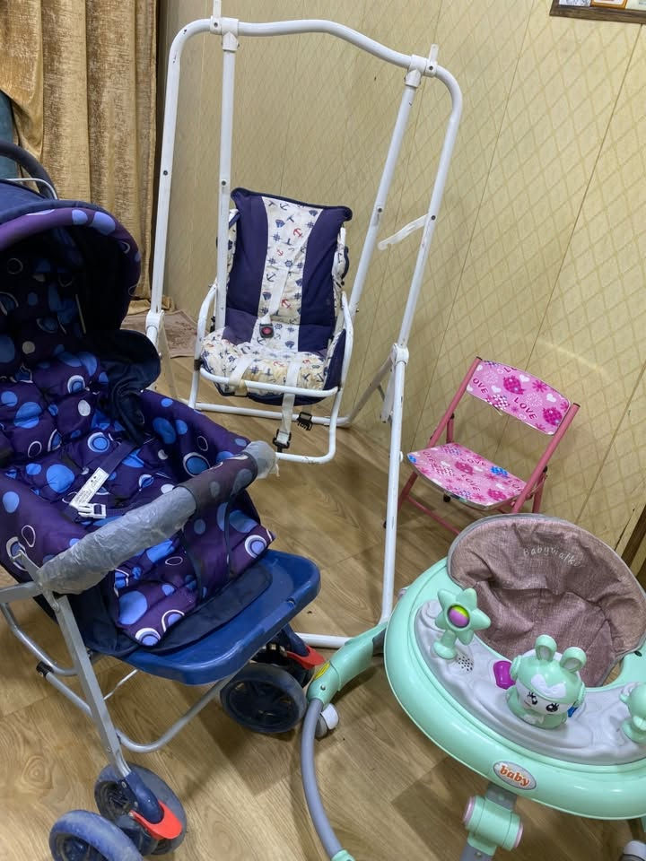 سلام عليكم عندي اغراض بنتي للبيع كبرت وما احتاجهم : عربانه كلش جديده + مرجوحه اطفال تصير فقط مقعد وتصير مرجوحه + حجله هم جديده شغاله اضويه وموسيقى واغاني ووياهم كرسي اطفال هديه  السعر ٧٥ وبي مجال العنوان بصره موفقيه
***********
