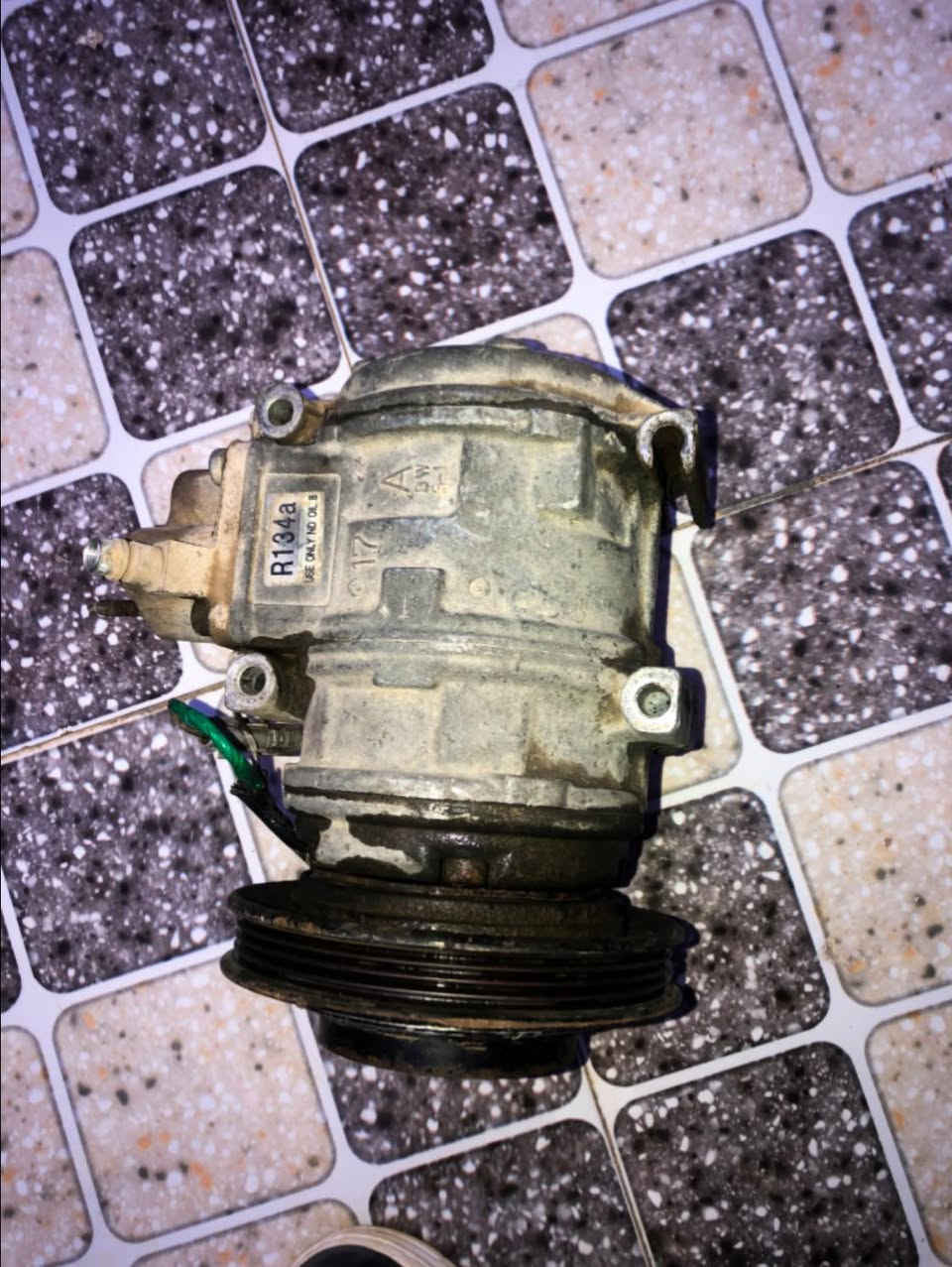 السلام عليكم كمبريسر ونجي حجم ١٧ برغي ١٠ 
نظيف كلش تاخذه تفحصه يم ابو التبريد اذا ما عجبك تجي تاخذ فلوسك سعره ١٢٥ الف مكاني شطره ***********
