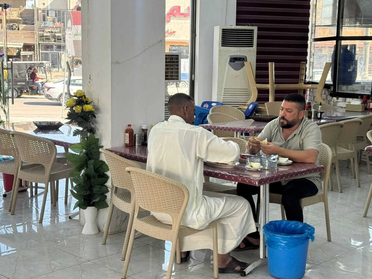 🔴فرصة ذهبية في قلب كربلاء مطعم أرض الحسين للبيع 🏷️
— واجهتين على ركن كنطرة السلام، 
يبعد كيلو واحد عن الإمام.
 جاهز بالكامل: كادر مدرّب، معدات نظيفة، وسمعة طيبة بين أهل كربلاء والزوار.
 فرصة نادرة بموقع ذهبي يخدم الزائر والمقيم.
 البيع يشمل كلشي، بس يحتاج صاحب جديد يكمل المسيرة.
 للاستفسار: ***********
