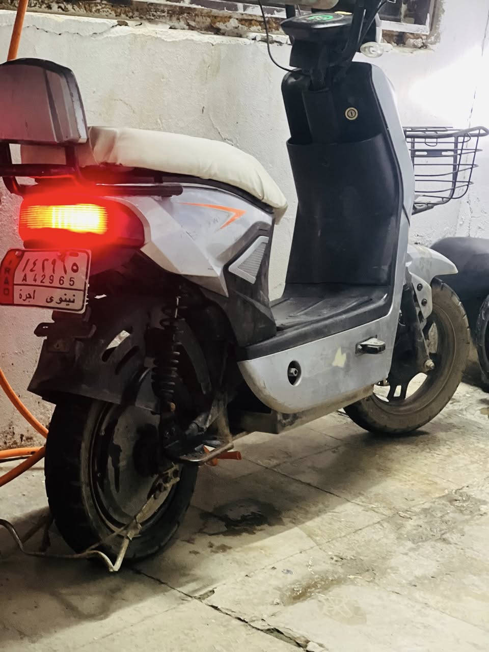 ماطور شحن للبيع الماطور كلشي بي شغال خمس بطاريات السرعه 70 الماطور يمشي 30 كيلو متر الماطور بس ناقصو باتري واحد حتى اكون صريح الماطور هسا شغال ويمشي بس عندي باتري واحد واكف السعر 160 بي مجال قليل ***********
