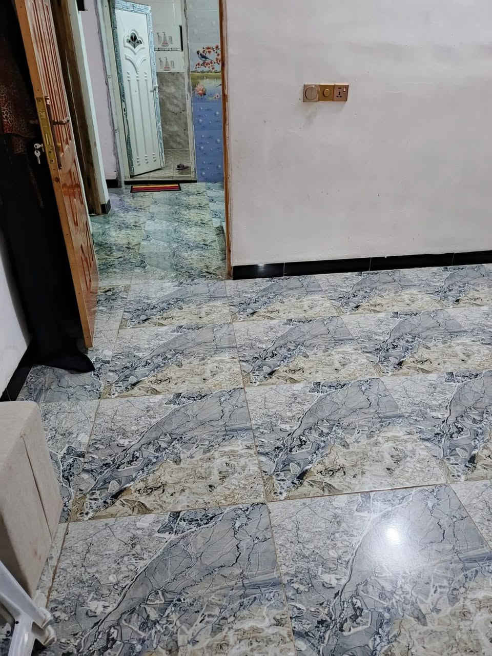 دار للبيع طابو صرف مساحته ٢٤٠ متر موقعه حي العسكري ورة جمله ابو علاء شارع حجي نوشي يحتوي على غرفتين صاله ستقبال مطبخ طارمه صحيات سقف عكادة سطح فرشي ارضيه بورسلين كهرباء ماء مجاري جدد جاهز للاستفسار  ***********

