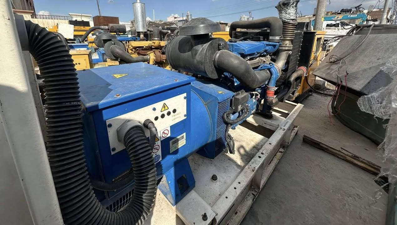 السلام عليكم
بيركنز 6 سلندر سوبر. 
150Kva . بريطاني اصلي 
ساعات العمل 317 ساعه  
نظام اوتو حمايه فول اوتماتيك
وضع بلاد شركة  
أربيل صناعه جنوبيه فرع الاول 
نظام اوتو حمايه فول اوتماتيك
وضع بلاد شركة  
🚚يوجد توصيل الى جميع المحافظات وبضمان🚚
🚚كياندن هةية بو هةموو شاركان بةكرينتى🚚
 للاستفسار: ابو علي 
***********
***********
***********
