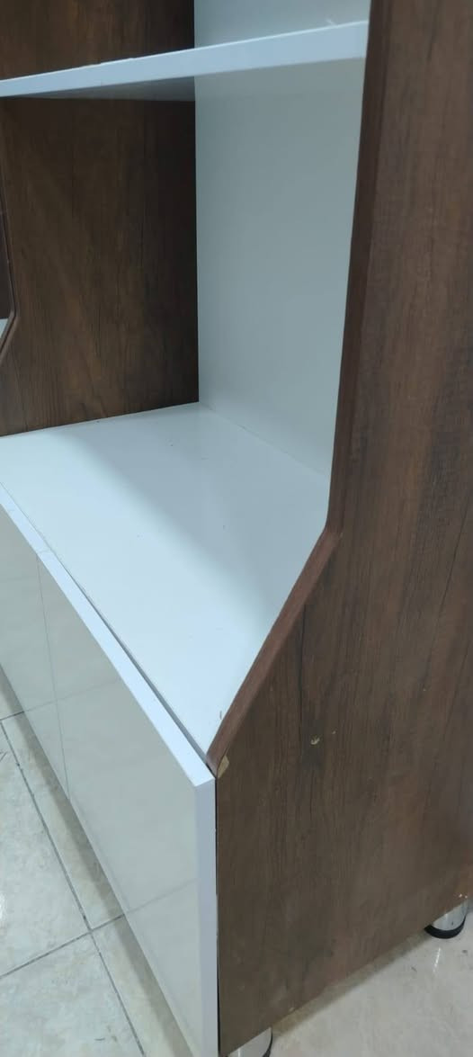رفوف محل جديده. صنع خاص بغداد
استخدام 3 أشهر فقط لعدم التفرغ 
رفوف عدد8
ارتفاع 220
عرض 85_90
عمق 30
الكومدي عمق 40
ارجل عدد5
ميز خشب
كرسي دوار
للتواصل واتسب ***********
