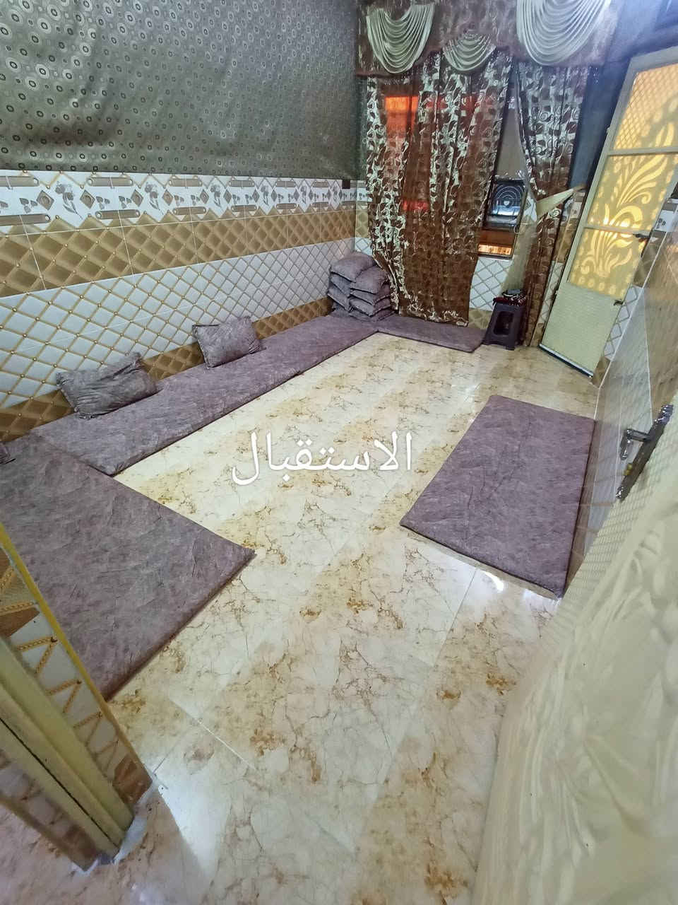 دار للبيع .. حي القدس التقطيع الجديد قرب مقبرة التلفزيون على الشارع العام الجديد
125 متر طابق واحد ... غرفتين نوم واستقبال وهول 
السعر 115 بي مجال ...
***********
***********
