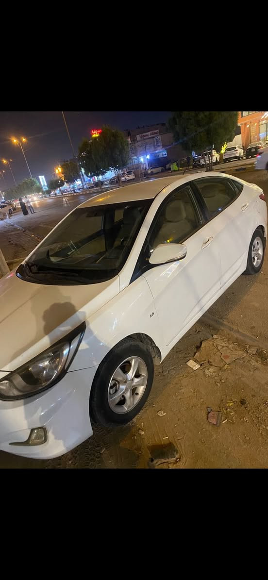 السلام عليكم ….اكسنت مويل ٢٠١٢ رقم نجف مكينه ١٦٠٠قطرتين مامفتوحه السياره مكفوله من الضربه والصبغ فقط ٣دحجات بسيطات  والسياره نظيفه ومامتعوبه السونار مرفق مع الصور مداور ثاني يوم مكان السياره نجف الاشرف حي السلام للاستفسار *********** 
السعر ٩٨وبيه مجال
