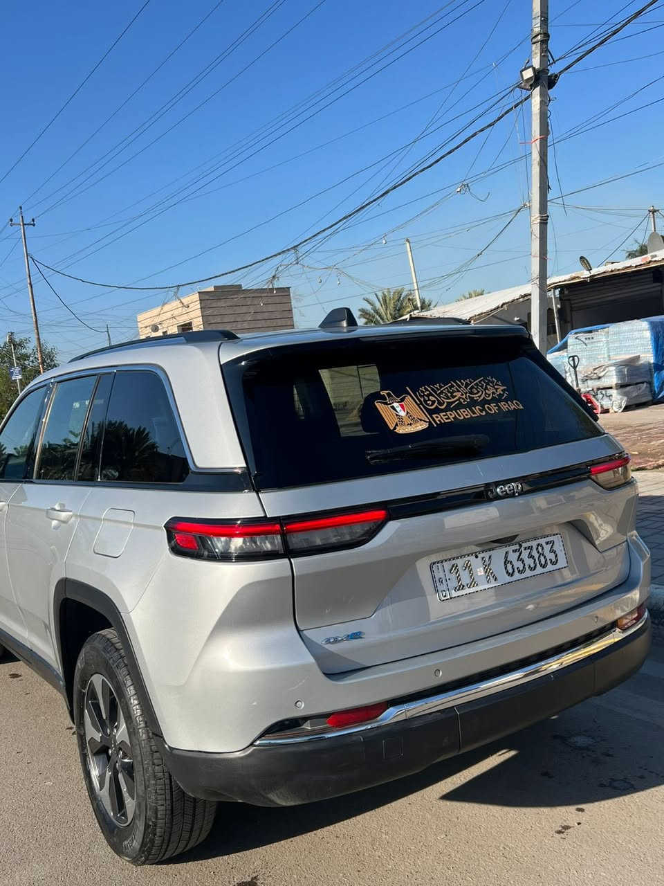 للبيع جيب كراند شيروكي لمتد هايبرد بلك ان 5 راكب
وارد امريكي فول مواصفات 
السياره حادثها جداً بصيط بابين تبديل نفس الون وصبغ كد شبر جاملغ ايمن 
‏ Grand Cherokee limited 4Xe 2023 2.0L 
رقم بغداد بسمي تحويل ثاني يوم 
ماشية 26 الف 
🟫 حجم المحرك ٢٠٠٠ تيربو جارج ٣٧٥ حصان مع محرك الكهرباء  
نظام الشحن : الشحنة الوحدة تمشيك ٤٥ كيلو بدون بانزين نهائيا يعني بالداخل متحتاج بانزين بس اشحن كهرباء  
داخل السياره لون اسود جلد 
🔴محرك تيربو + هايبرد + بلك ان  3 انظمة السائق يختار 
🔴 حساسات خلفية
🔴 ‏‎حساسات جانبيه بالمري
🔴 خمسة راكب 
🔴 رادار 360 درجة
🔴  تحديد مسار   
🔴  تبريد قطعتين
🔴 ثلاث انضمة قيادة 
🔴 بانوراما 
🔴 دفع رباعي. 
🔴 كير ماوس مع وضعيات القياده المختلفه للجبال والطرق الوعره والرمال والطين
🔴 شفتات ستيرن 
🔴 هاند بريك بصمه 
🔴مقود جلد + تدفئة 
مواصفات 
1️⃣ لايتات لد 
2️⃣ هيترات في الكشن 
3️⃣ شاشات عدد 2 شاشة  الحجم الكبير للراكب منفصلة 
4️⃣ كراسي خزن ميموري  
5️⃣ سستم صوت ALPINEو دمام خلفي بلادي 
6️⃣ تشغيل عن بعد
7️⃣ نظام محاكاة العجلة الذكي 
8️⃣ نظام ملاحة 
9️⃣ نظام قيادة ذاتية بريك امامي خلفي اوتو (توقف ذاتي 
السعر 33000 ألف دولار بية مجال بسيط 
مكاني بغداد الشعب سوق شلال
رقم الهاتف ***********
