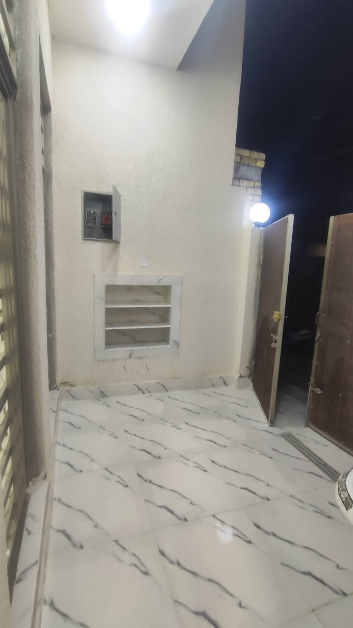 دار للبيع المساحه 100 متر بناء درجه اولى وحديث حي الغدير قرب مدرسه الفرح رقم الهاتف ***********
