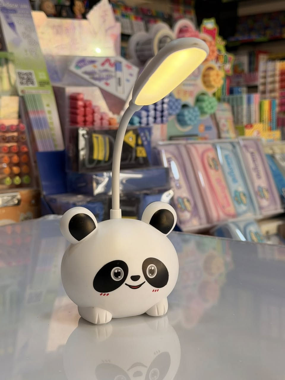 ✨ تيب لامب + مقلمة بتصاميم شخصيات لطيفة ✨  

قطعة تجمع بين الإضاءة وتنظيم الأقلام بشكل جميل على المكتب.  
تصاميم كيوت تضيف لمسة مميزة لمكان الدراسة أو العمل.

المميزات:  
• إضاءة LED مناسبة للدراسة  
• مقلمة مدمجة لتنظيم الأقلام  
• بعض الموديلات تحتوي على مبراة  
• تصميم شخصيات جذاب وألوان جميلة  

مناسبة للطلاب وللهدايا أيضاً 🎁  
سعر مناسب وجودة حلوة 💯
عند مكتبة الامتياز ✨

📍 حلة - شارع60 - داخل فرع مرطبات كوكيز
#مكتبة_الامتياز #مكتبة #تيبلام


**إذا كنت صاحب هذا الإعلان وتريد حذفه لأي سبب، رجاءا أرسل رسالة إلى الدعم الفني**