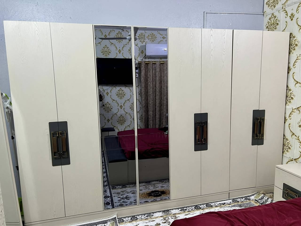 غرفة تركية ١٠ قطع جديدة مستعملة قليل 
السرير مخزن والشازلون مخزن مع اربع منافذ للشحن واضاءة لد في ملحقات السرير واضاءة لد في ميز التواليت


**إذا كنت صاحب هذا الإعلان وتريد حذفه لأي سبب، رجاءا أرسل رسالة إلى الدعم الفني**