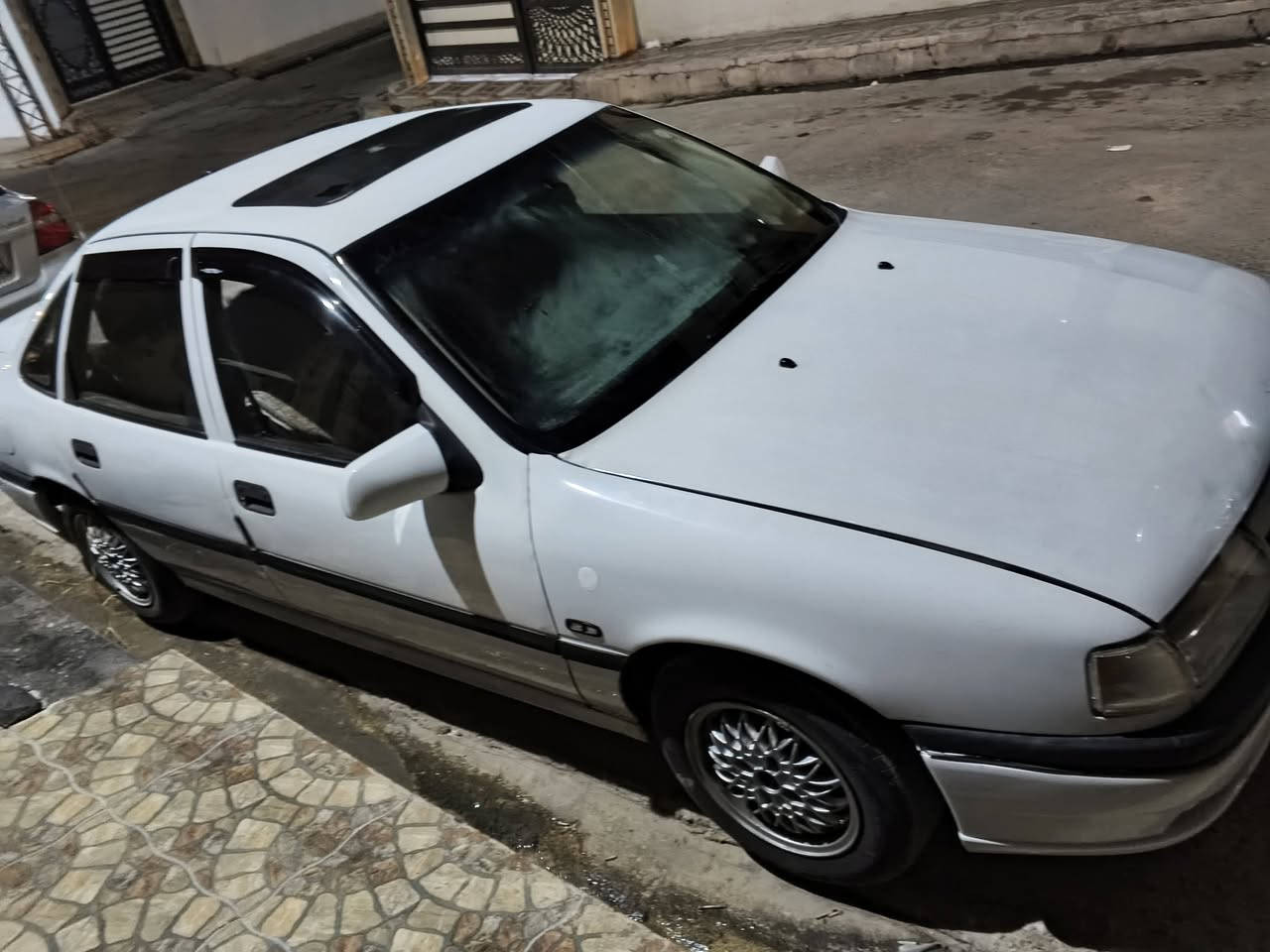 السلام عليكم للبيع اوبل فكترا موديل 1993رقم دهوك الاماني مكينه 18 سياره كير عادي جامات كهرب العنوان موصل حي الزهراء السعر48وبيها غرامه 700الف ينزل من سعرها رقم موبايل  *********** بي واتس اب
