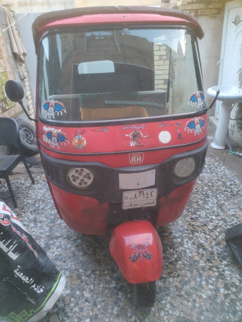 تكتك نظيف للبيع، بلون أحمر مع ملصقات مميزة، مناسب للنقل الشخصي أو الأعمال التجارية. المساحة الداخلية واسعة والمقاعد بحالة جيدة. يعتبر خيار مثالي لمن يبحث عن وسيلة نقل متعددة الاستخدامات بأسعار معقولة.