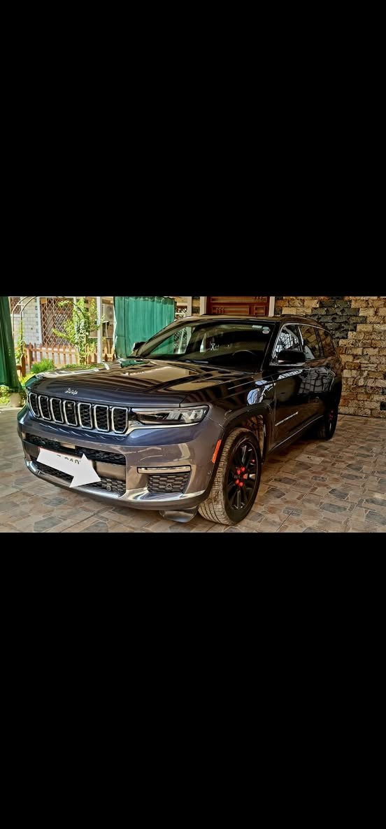 جيب  كراند شيروكي 2022 لمتد L .وارد امريكي
الشكل الجديد 7  راكب

المحرك : V6.  3.6L 
العداد :  45 ميل
اللون : رصاصي رمادي
الرقم : اربيل 22 دولي 

مكان السيارة:بغداد
المواصفات :
* دفع رباعي 4x4 . 
* رادار امامي مع مانع تصادم . 
* تحذير الخروج عن المسار . 
* تحذير النقطة عمياء  .
* ويل قياس 20 انج .
* سقف بانوراما . 
* مع شاشه بمواصفات عاليه
* شاشه كبيرة 10.1 انج . 
* نظام الخرائط (GPS) .
* كاميرا داخلية محيطيه  360 درجه  . 
* كاميرا خلفية . 
* المصابيح الأمامية زنون .
* كشافات الضباب زنون .     
* تشغيل عن بعد .
* صندوق كهربائي .
*شفتات بالستيرن.
*الگير ماوس مع وضعيات قياده متعدده.
* مقصورة الركاب من الجلد الفاخر .
*تطعيم الدشبول والابواب صاج ملكي.
* حفظ وضعيات الجلوس (ميموري) . 
* المقاعد الأمامية كهربائية .
* المقاعد الأمامية تبريد وتدفئة .
* المقاعد الخلفية تدفئة .
*سايد بريك بصمه.
*فول تحكمات ستيرن امامي خلفي.
*عشره  ايرباك بالدشبول ولتكم ولكراسي
* سستم صوت Alpine . 
* انارة داخلية LED . 
* حساسات خلفية . 
* 7 راكب .
* مكيف خلفي مع وحدة تحكم منفصلة . 
* تدفئة ستيرن . 
************
