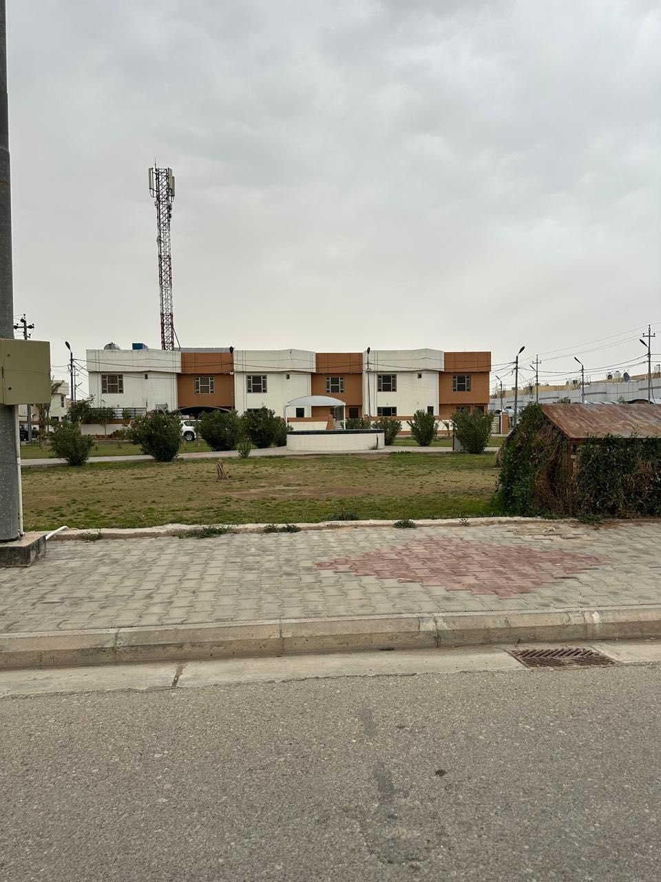 اللهم صل على محمد وآل محمد 

       (دار للأيجار )

بيت في مجمع حي الجامعة السكني ( مجمع الرواد )
المساحة 240 م طابقين 
اعلى فئة بالمجمع وموقعه مميز ( المربع الذهبي ) 
للأستفسار الأتصال على الرقم : 
***********
