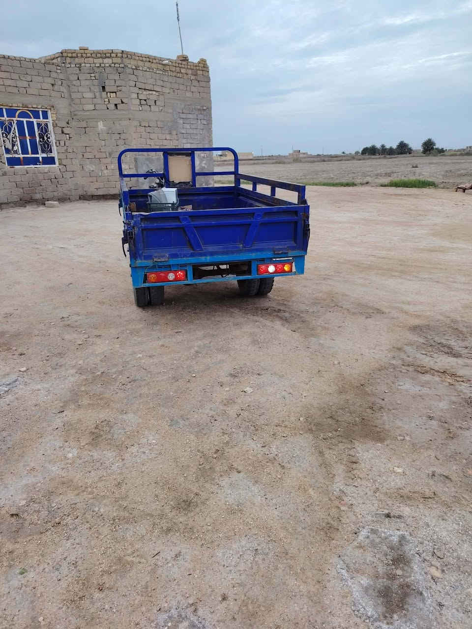 سلام عليكم ستوت 23كفاله عامه اكسن كهربايات محرك 200سيسي شاصي دبلات تايرات بدي چبير  حموله طن گلاب تنسف جگات عدد 2هودرليك لوكير شغال تغريز حمل مكان بسماوة رقم تليفون ***********
