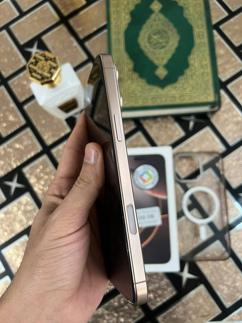 ايفون 16 بروماكس بعدة بالضمان ماستر شرق اوسط
ذاكرة 256 بطارية 94 مشحون 292 شخط واحد مابي
كفالة عامة وتربروف كامل ملحقات مكاني بغداد المدائن 
*********** السعر مناسب
