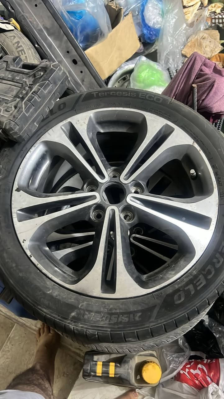 السلام عليكم تخمين ويل كب الاول مال سيراتو 13 حجمة 16 مع 3 تايرات بحالة جيدة والثاني مال سيراتو 2016 حجم 17 مع تخم تاير تعبان موكلش نضيف ***********
