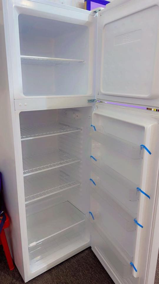 ثلاجة للبيع، نظافة 90%، السعر 325 ألف دينار. للاستفسار: ***********
