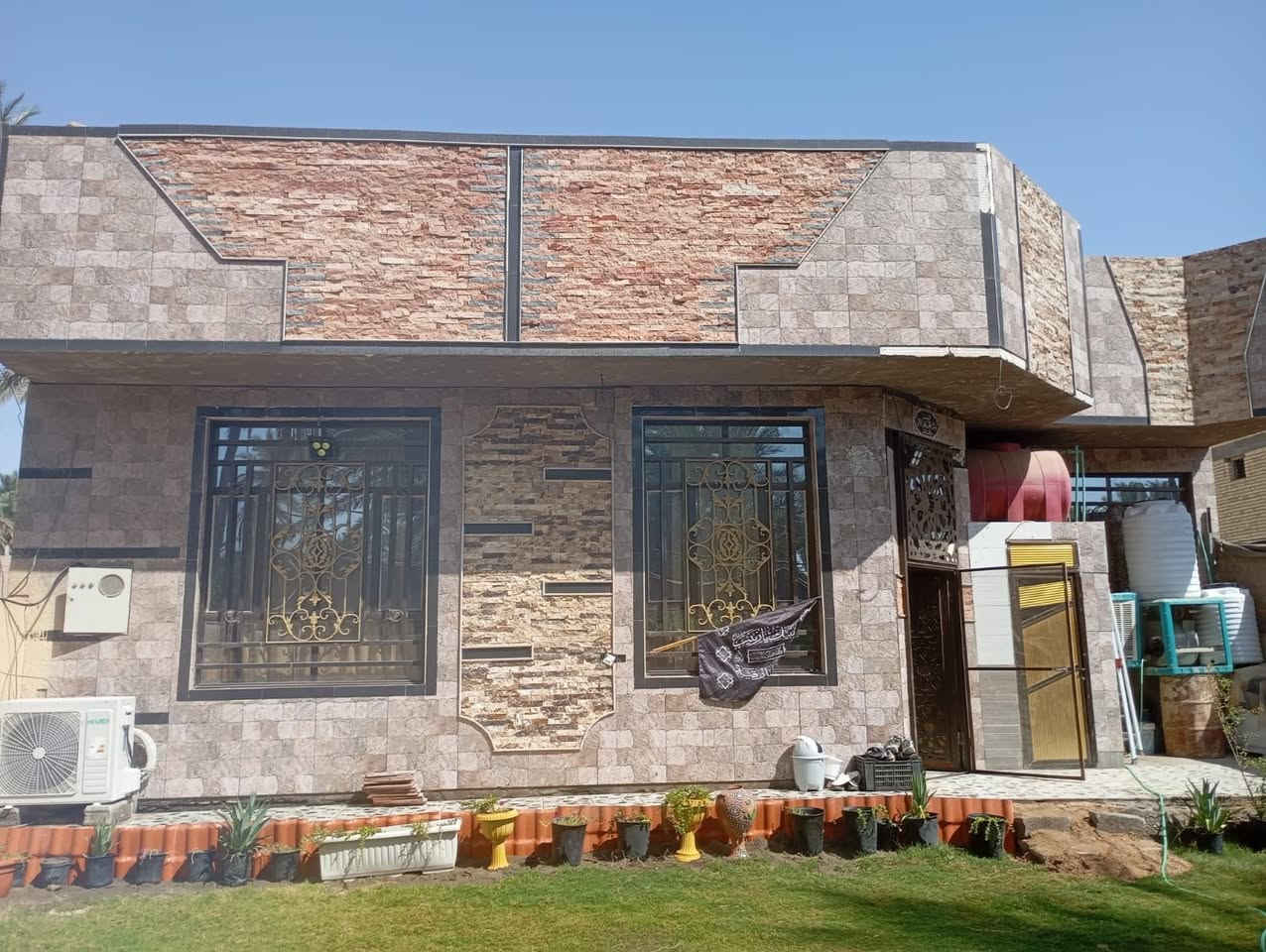 السلام عليكم 
دار للبيع مساحة 500 م
سند 25 اسهم اسمك بالسند ينزل 
البيت بناء درجة اولى صب دنك كونكريت طابوك جمهوري بناء حديث 2025 قرب فندق البارون 
شارع السيدة زينب (ع)  
باقي التفاصيل بالفيديو والصور 
للاستفسار ***********
               ***********
