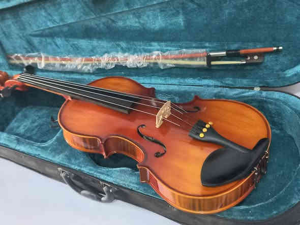 الة فيولا للبيع 125 الف الالة يكون حجمها اكبر من الكمان خشب ميبل مفاتيح وحناكية والفنكر بورد ابنوس جنطة وقوس وكاملة هذا رقمي وبي واتساب *********** مكاني بغداد / البياع ( يوجد توصيل باجور )
