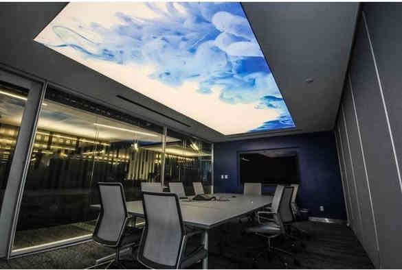 لأول مرة في الجنوب يعلن معرض كاكه مروان عن توفير وتُصنع……..
 الأسقف الفرنسية الاسترتش سيلينج من غشاء بولي فينيل كلورايد (PVC) عالي الجودة يُشد حراريًا فوق هيكل من الألومنيوم. من مواصفاتها الرئيسية: مقاومة للرطوبة والحرارة حتى 80 درجة مئوية، متانة عالية، وسهولة في التركيب والتنظيف. كما أنها تتوفر بأنواع مختلفة (مط، لامع، مطبوع) وتُستخدم لإخفاء عيوب السقف الأصلي وإضافة لمسة جمالية راقية ،تتوفر بمواد تركية وفرنسية.

بعيداً عن التقليد ، هذا السقف يكون بديل السقف المغربي والثانوي ،وايضاً يمكنك تبديله في المستقبل.
#للاستفسار__والتواصل
***********
***********
#معرض #decor #explorepage
