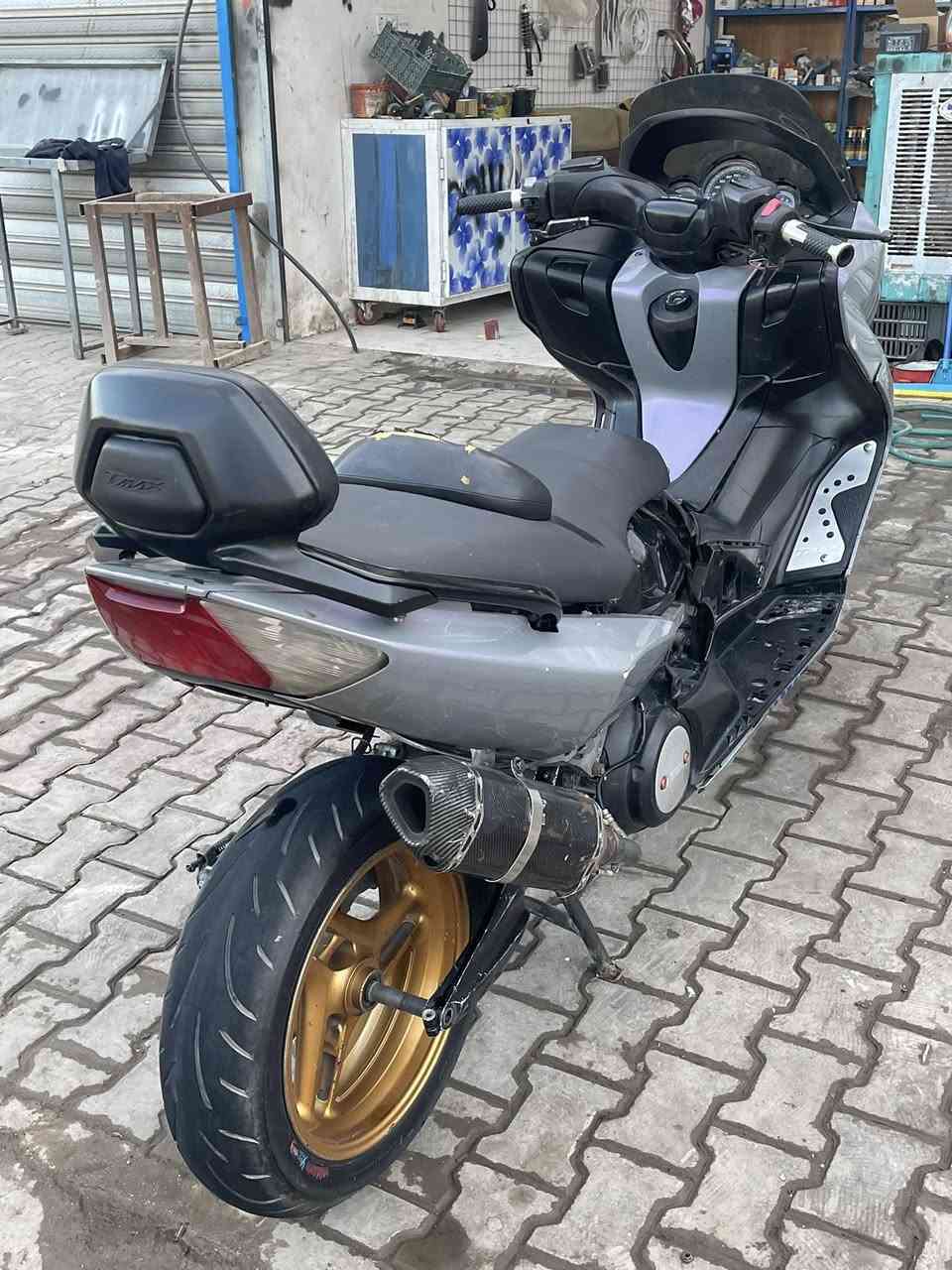 السلام عليكم tmax2011
مكينه ناعمه مرتبه شلعه معدل
النقص بس البلصوره مبين كدامك 
مكاني دوره 
25 وبيهه مجال بسيط 
رقمي ***********
