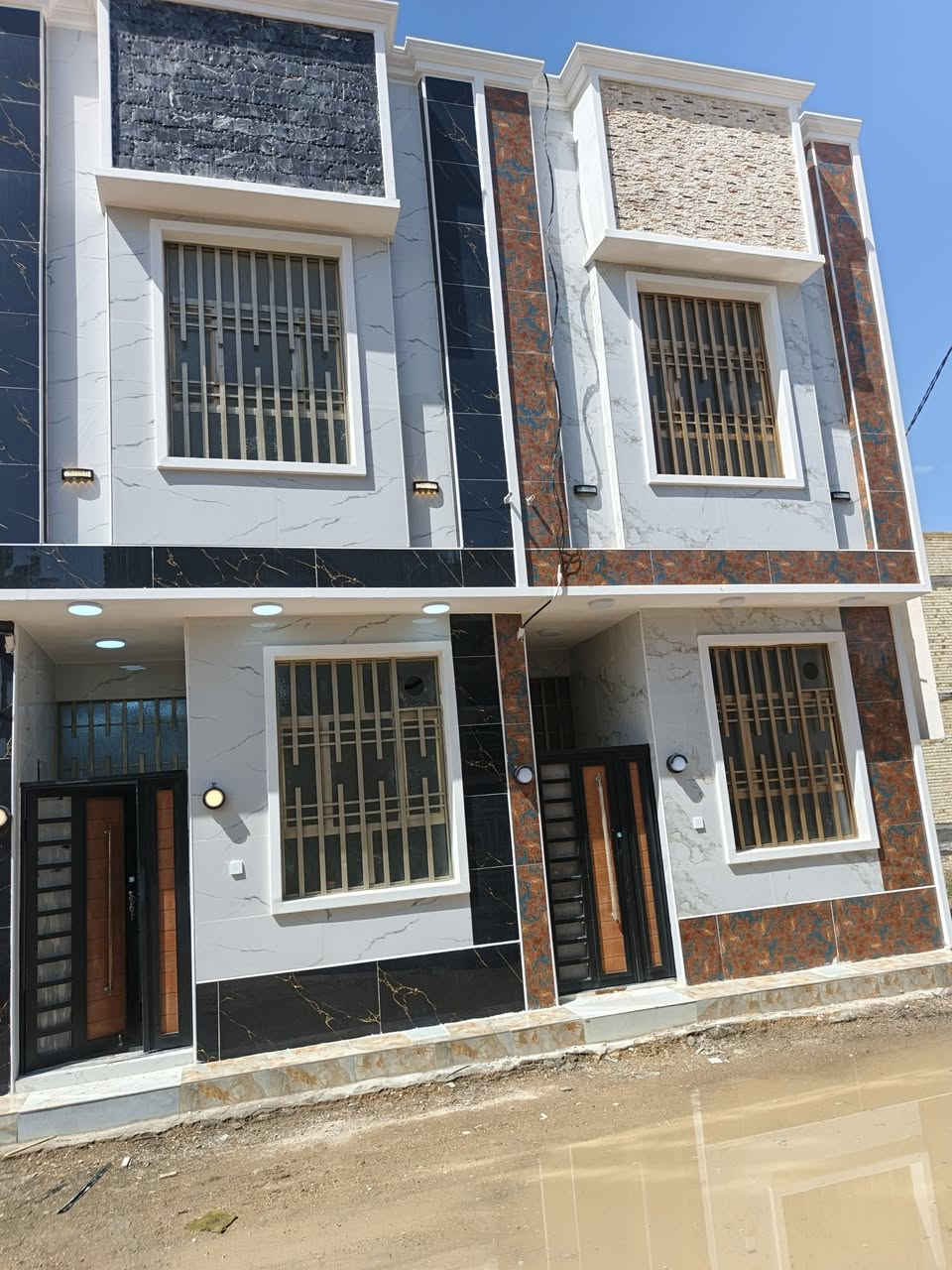 بيتين للبيع مساحة ٥٠ م طابقين في حي العباس الحولي السايدين شارع بيت المختار كافة الخدمات جديد بناء درجه أولى للاستفسار خاص أو على الأرقام التاليه //***********
***********
