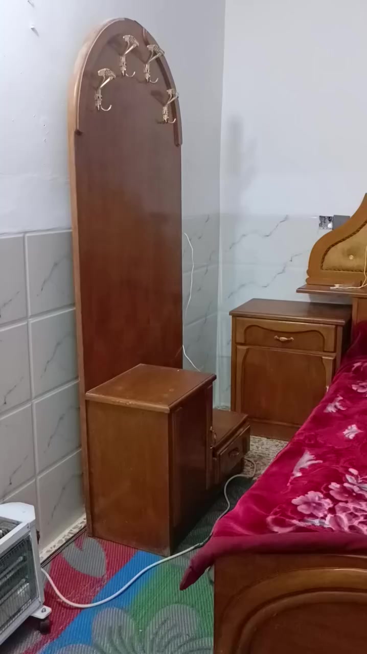 السلام عليكم غرفة خشاب للبيع نضيفة خشب اصلي ثقيل السعر 600 وبيها مجال 
للاستفسار التواصل ***********
