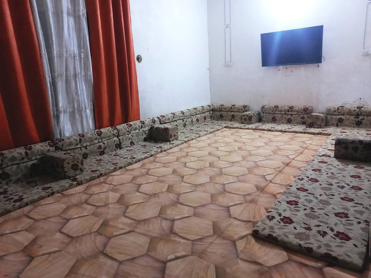 السلام عليكم
ديوان للبيع  .. مساحه الدوانيه 7 ×3 ونص

***********
