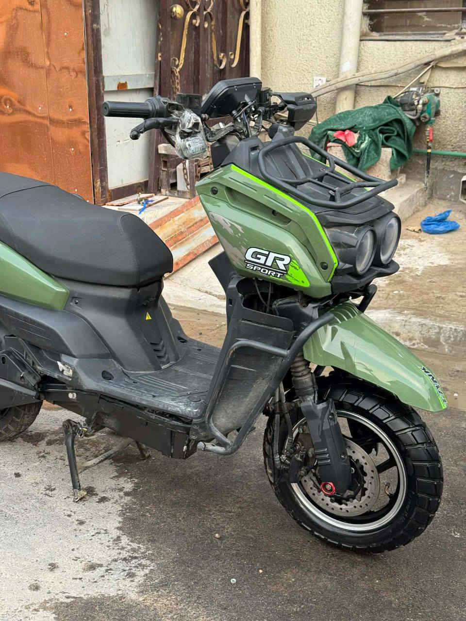 دراجة اباجي شحن سرعة 90حقيقي ملف 3000 حقيقي كلشي يشتغل بيها ولا مبدل اي شي منها بس  الماشة تعديل والله ماغذها ب مليون و500 قفلها مليون واكو بعد غراض موجودة المرايات والكفرالداخلي الي يحمي الباتريات من المطر والطين الدراجة نضيفة ماشية شي قليل موديلها 2025 الرقم  ‏‪‏‪ 0772 105 2342‬‏
